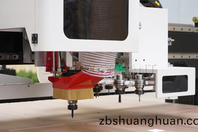圓(yuan)盤(pan)換(huan)刀(dao)加(jia)工中心(xin)