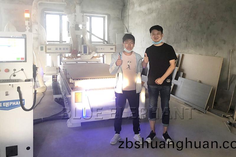 新疆(jiang)伊犂XX傢具廠訂購闆(ban)式(shi)傢具生産線