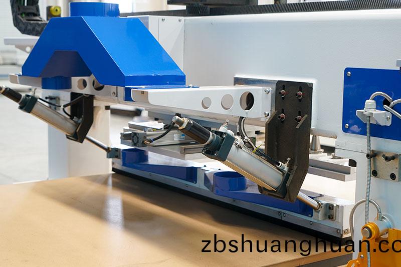 直排自動(dòng)換刀數(shù)控開(kai)料機(jī)