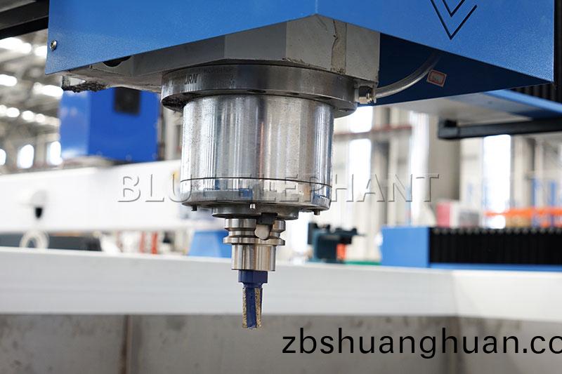 石英(ying)石加工(gong)中心