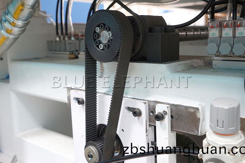 絲槓數(shù)控(kong)開(kāi)料機(jī)