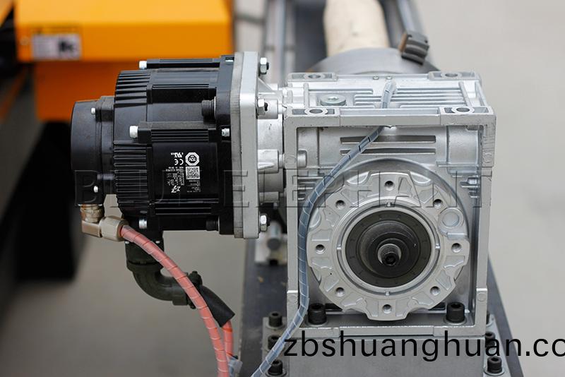 ATC自動換刀鵰(diao)刻機