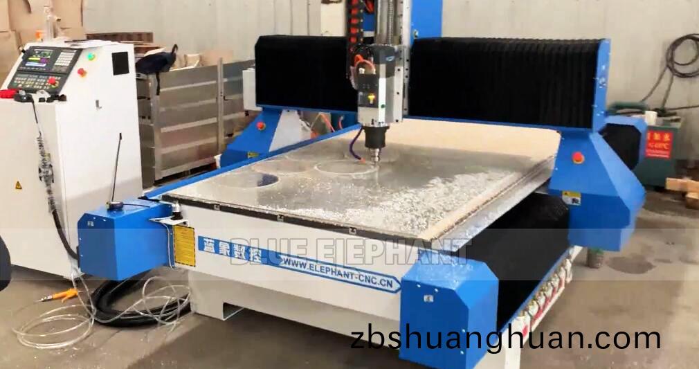 數(shù)控(kong)開料機在客戶廠區(qū)實拍