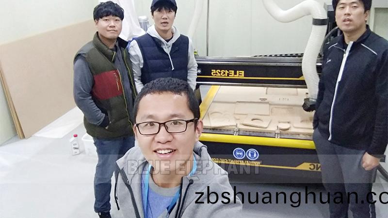 數控(kong)開料(liao)機在客戶廠區(qu)